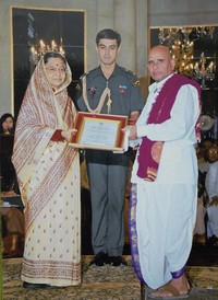  భారత రాష్ట్రపతి పురస్కారం అందుకుంటున్న దృశ్యం