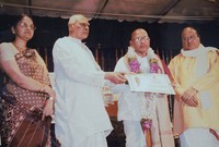 హైదరాబాద్ లోని పొట్టి శ్రీరాములు విశ్వవిద్యాలయం ద్వారా ఉత్తమ సంస్కృత పండిత పురస్కారమును అందుకుంటున్న దృశ్యం