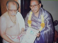 సాఙ్గ స్వాధ్యాయ భాస్కర  అనే బిరుదుతో ప్రశంసాపత్రమును అందుకుంటున్న దృశ్యం.