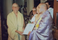 బ్రహ్మశ్రీ సన్నిధానం లక్ష్మీనారాయణ మూర్తి అవధాని గారి చేతుల మీదుగా సాఙ్గ స్వాధ్యాయ భాస్కర ప్రశంసా పత్రమును అందుకుంటున్న దృశ్యం.

