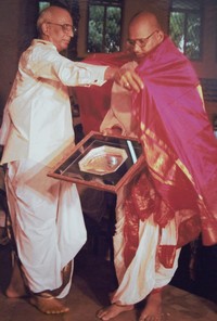 కృష్ణామండల వేద విద్వత్ప్రవర్ధక సభ అధ్యక్షులైన శ్రీ మాగంటి సుబ్రహ్మణ్యం గారు శ్రీ విష్ణుభట్ల సుబ్రహ్మణ్య శాస్త్రిగారిని సమ్మానిస్తున్న దృశ్యం.