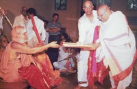  శ్రీశ్రీశ్రీ జయేంద్ర సరస్వతి స్వామివారి అమృతహస్తములతో సమ్మానపత్రమును అందుకుంటున్న దృశ్యం.