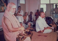 కాంచీ కామకోటి పీఠీధీశ్వరులైన శ్రీశ్రీశ్రీ జయేంద్ర సరస్వతి స్వామివారి సమక్షంలో శంకరులు - అద్వైతము అనే అంశముపై ఉపన్యసిస్తున్న దృశ్యం.