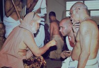 శ్రీశ్రీశ్రీ జయేంద్ర సరస్వతి స్వామివారి సూచనలను ఆలకిస్తున్న దృశ్యం