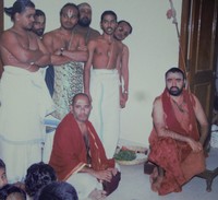 కాంచీ కామకోటి పీఠాధీశ్వరులు శ్రీశ్రీశ్రీ శంకర విజయేంద్ర సరస్వతి స్వామివారితో శ్రీ విష్ణుభట్ల సుబ్రహ్మణ్య శాస్త్రిగారు